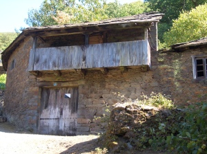 La arquitectura popular en piedra y madera, típica de la zona, es una de las característica de Ernes.